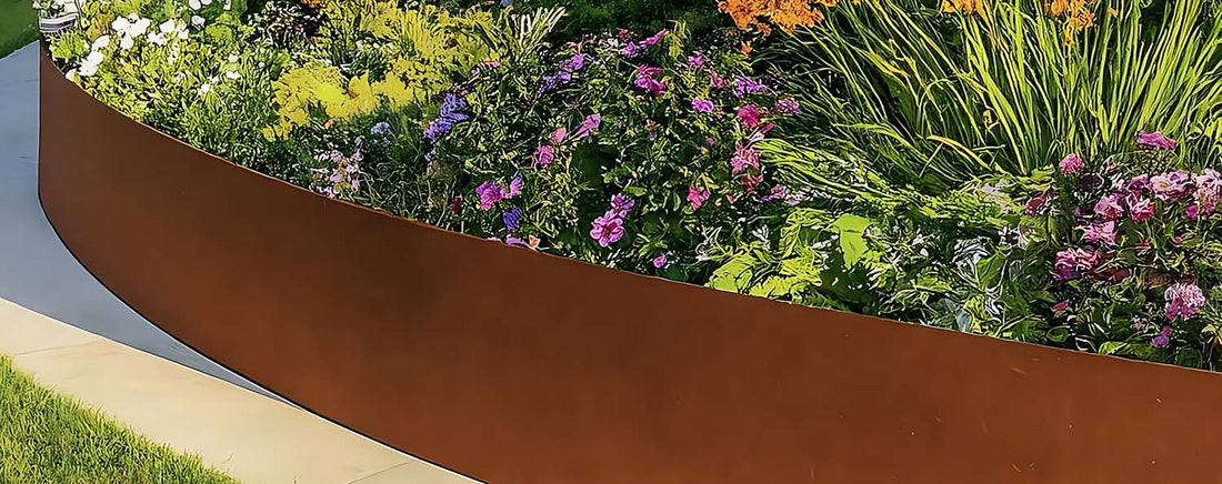 Cortenstalen borderranden geven je tuin een strakke en stijlvolle look. Praktisch en duurzaam voor het scheiden van plantenborders, gras, grind of terras. Ontdek de voordelen in ons blog!