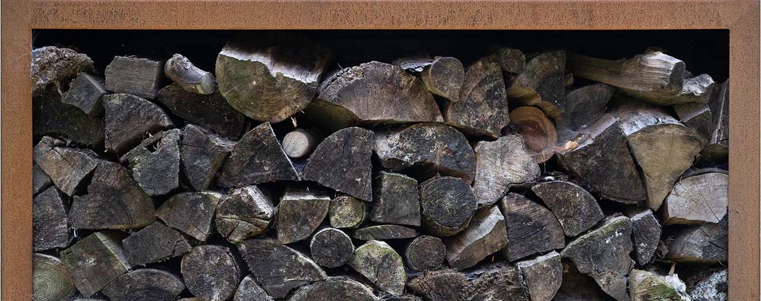 Stijlvolle houtopslag voor je tuin: praktische en duurzame houthokken van staal of cortenstaal. Perfect voor een nette, georganiseerde en stijlvolle uitstraling bij je vuurschaal of houtkachel.