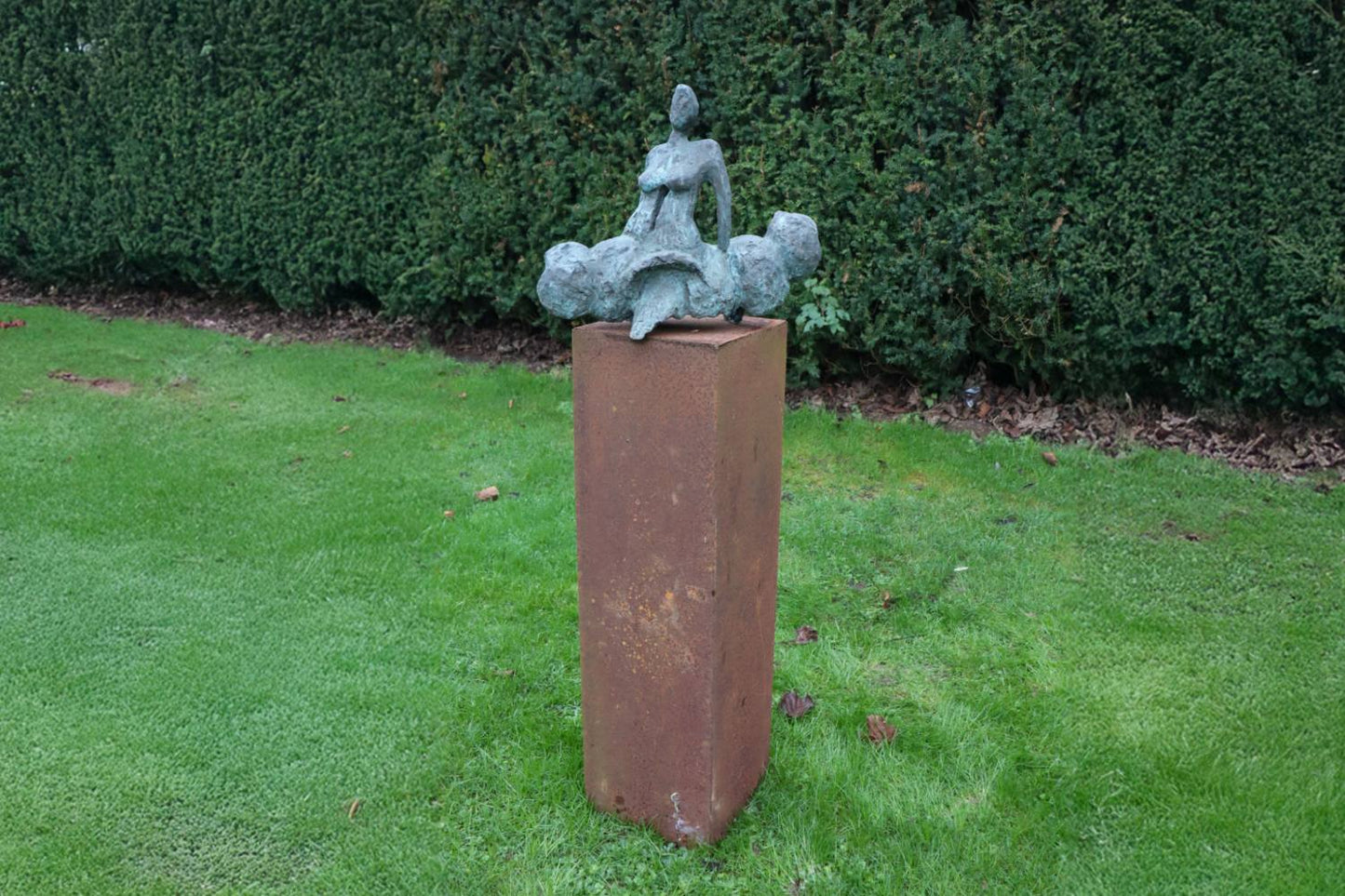 Stalen sokkel van corten om jouw beelden of planten uit te te lichten van R&A Buitenleven.