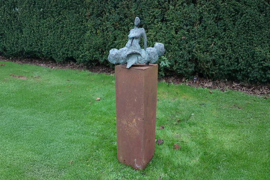 Stalen sokkel van corten om jouw beelden of planten uit te te lichten van R&A Buitenleven.