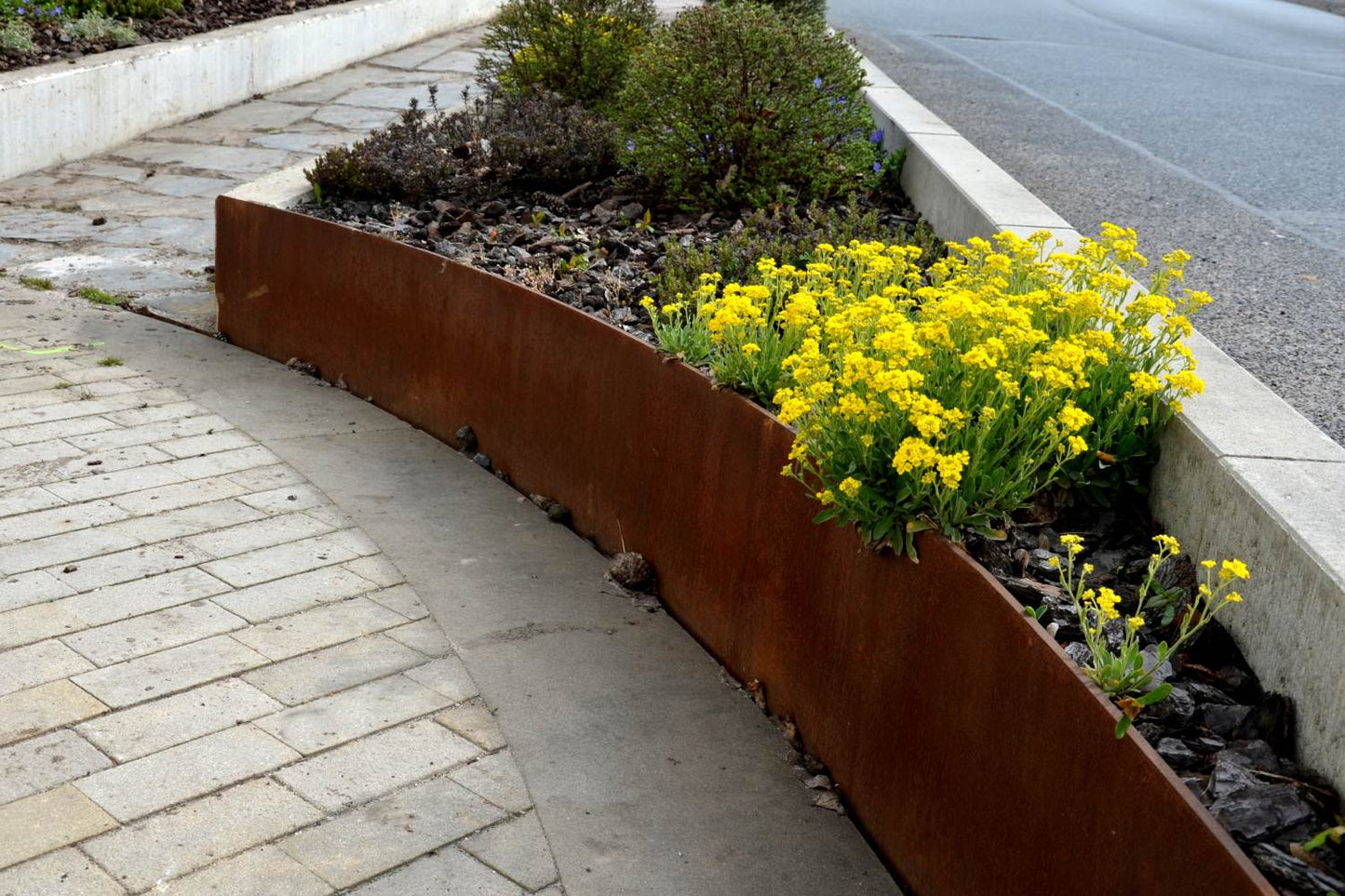 R&A Buitenleven biedt vele mogelijkheden in bloembakken, plantenbakken, van recht tot organische vormen.