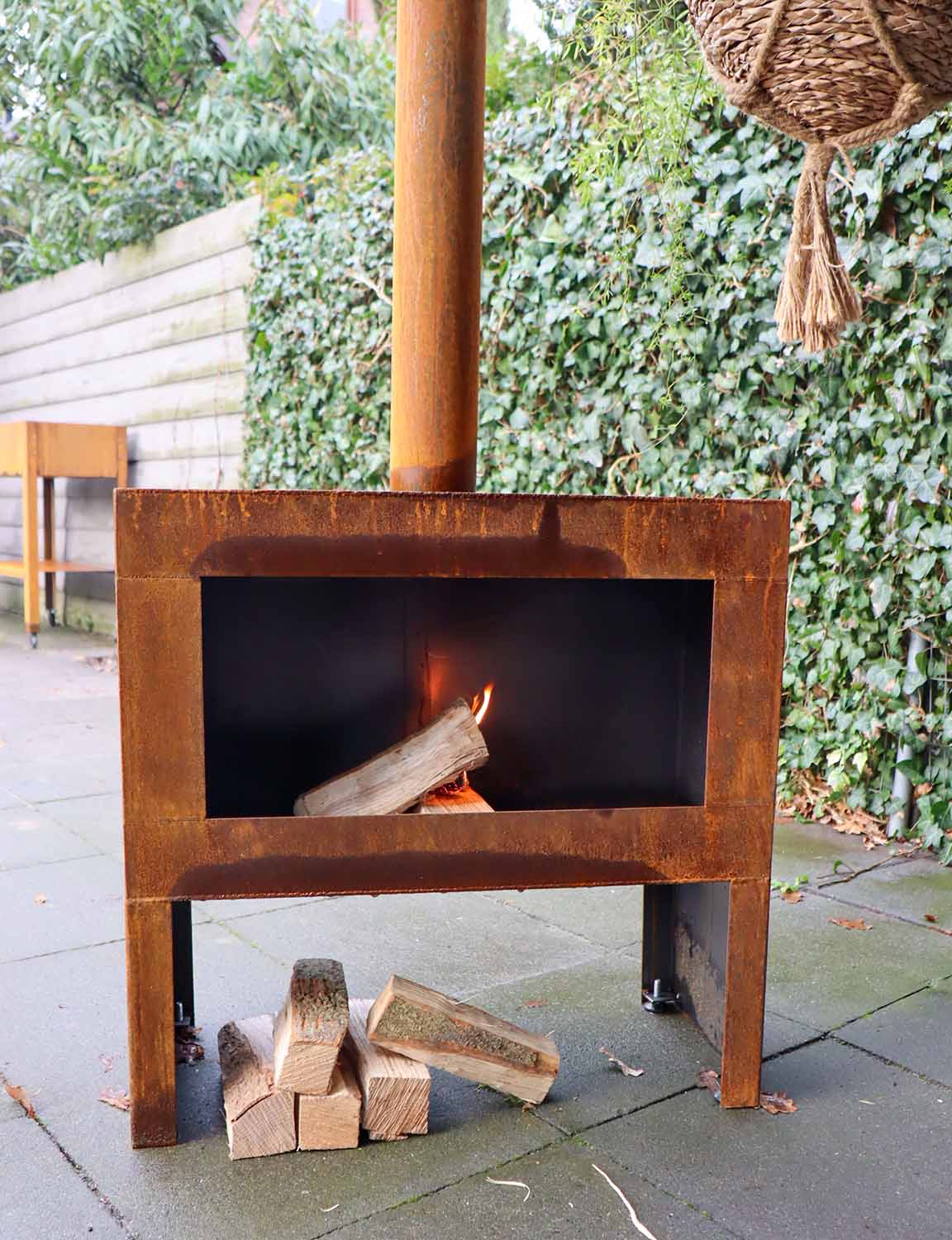 Brandende cortenstaal buitenhaard