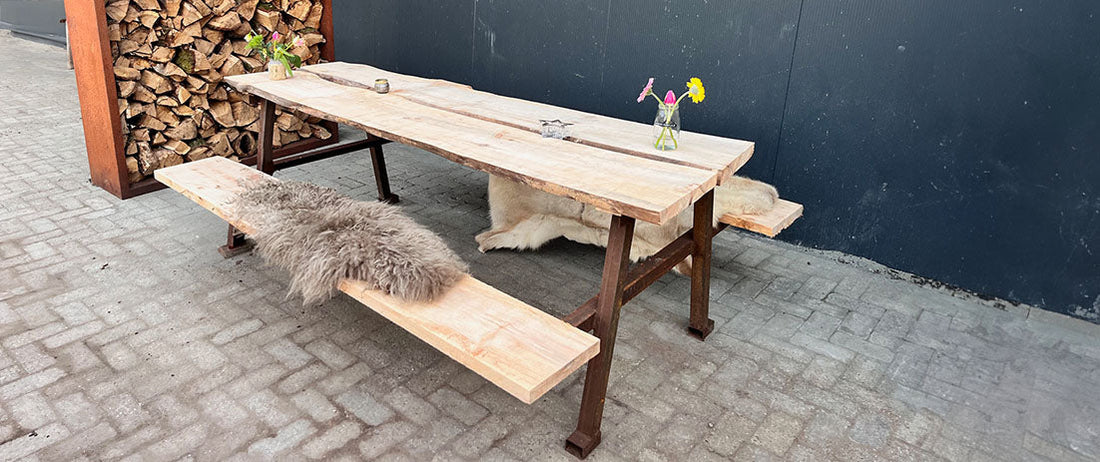 Stijlvolle, moderne picknicktafel met eikenhouten planken