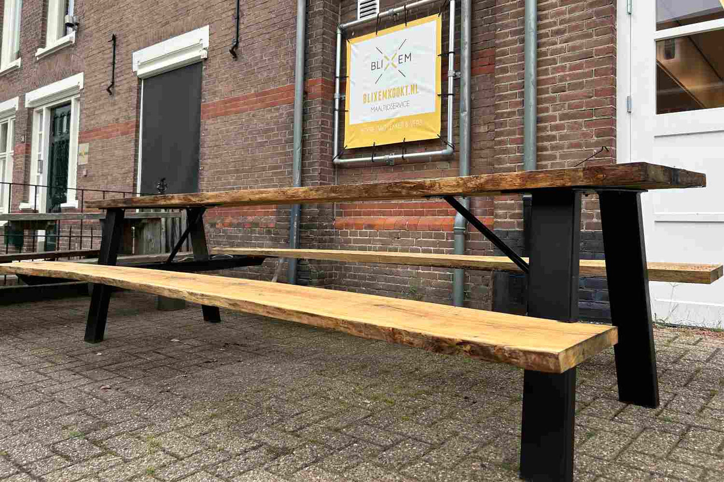 A-frame, klassiek frame zwart staal, picknicktafel met hout.