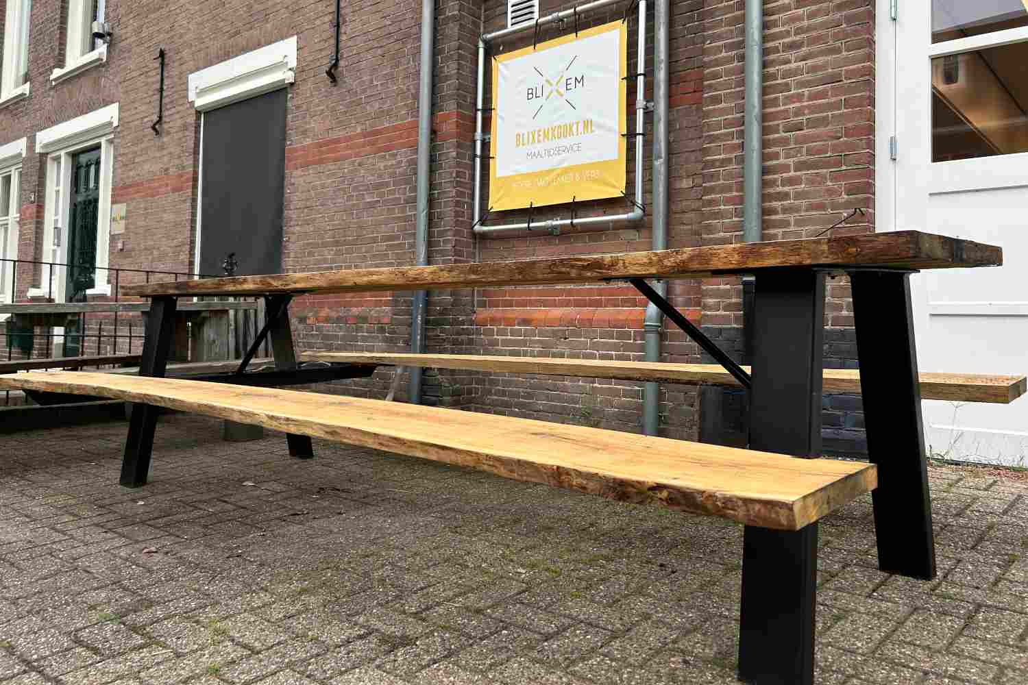 A-frame, klassiek frame zwart staal, picknicktafel met hout.