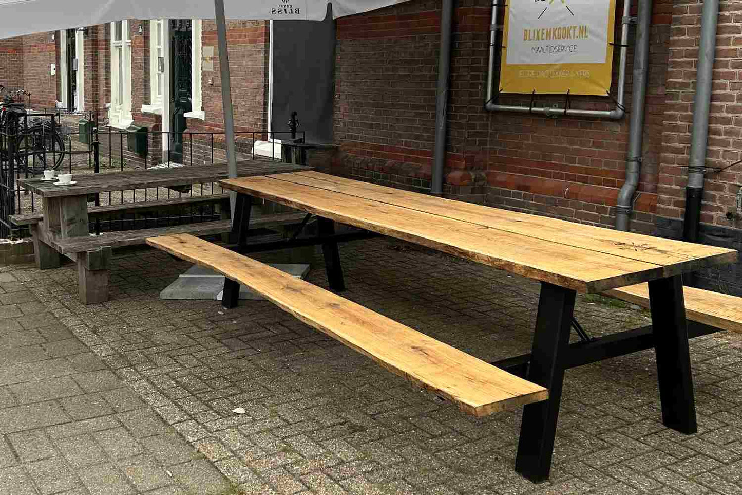 tuintafel, picknicktafel, met zwarten stalen frame met houten zittingen en blad. 