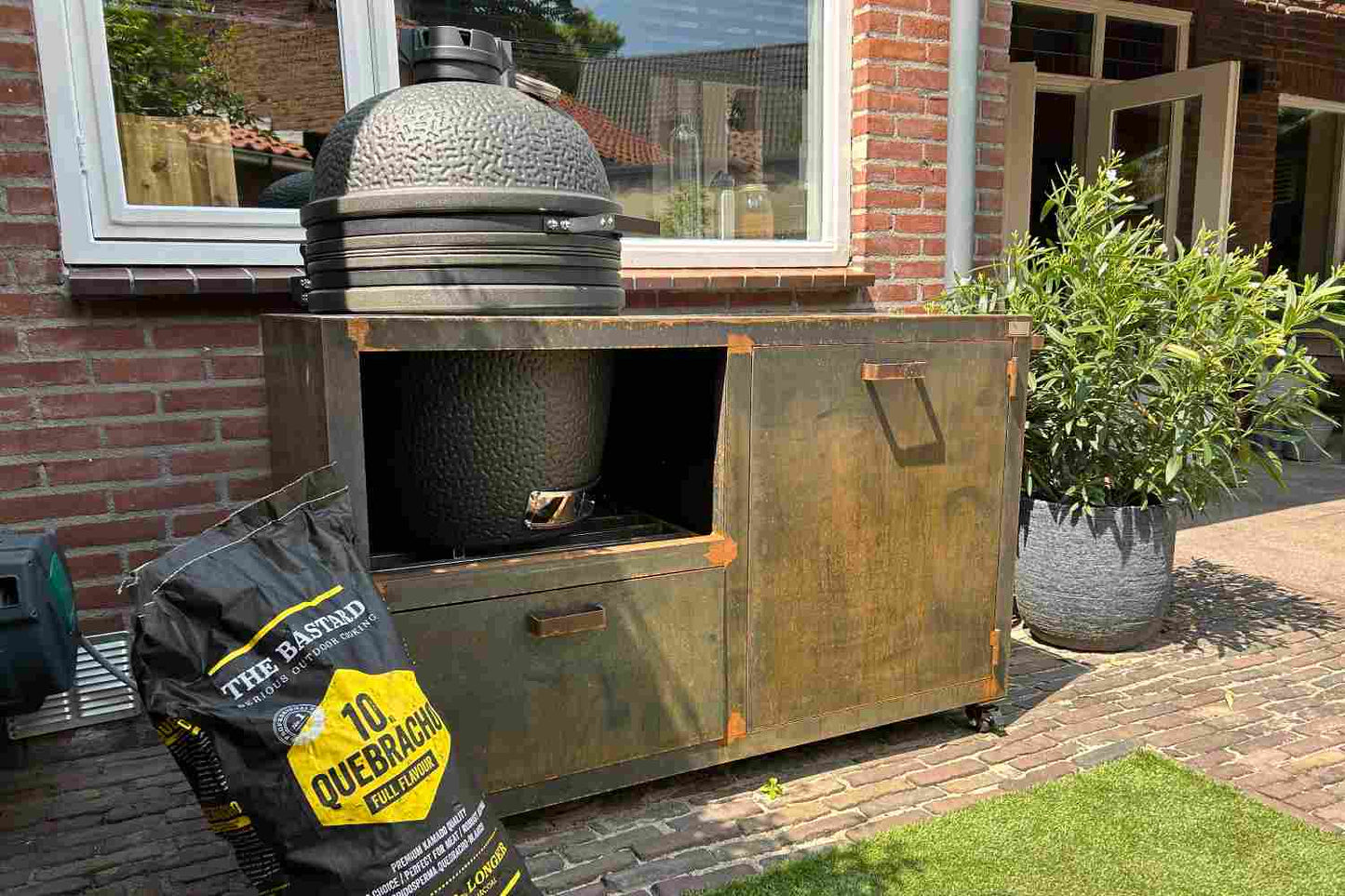 The Bastard Urban Large Solo ingebouwd in cortenstaal buitenkeuken