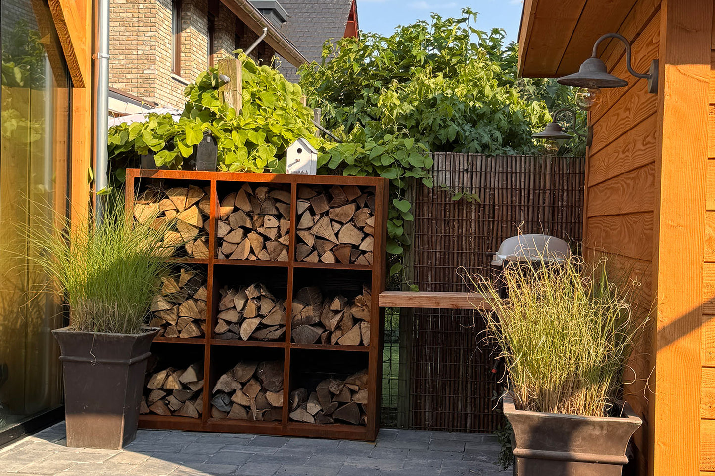 Vakkenkast houtopslag van cortenstaal met 9 opbergvakken voor haardhout, geschikt voor buiten dankzij duurzaam en weerbestendig materiaal.