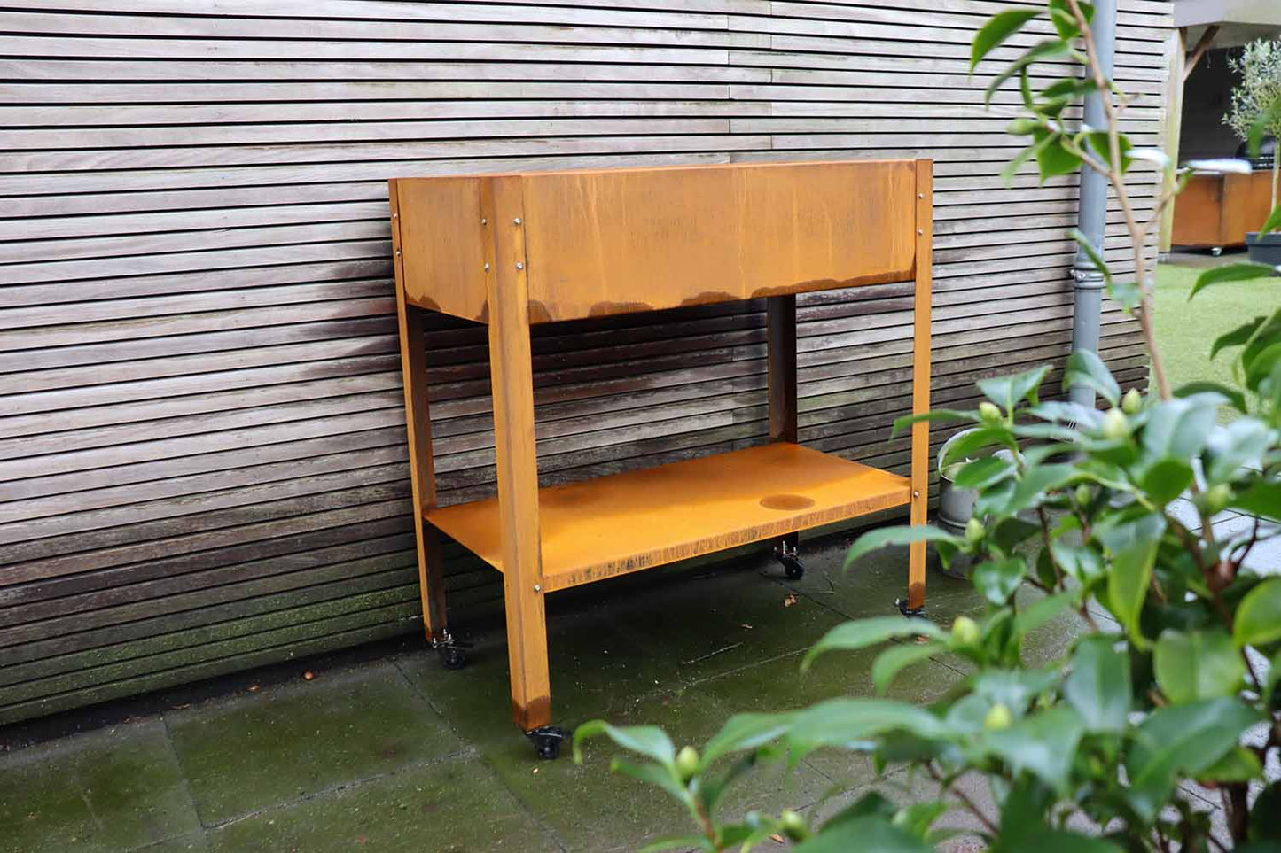 Cortenstalen kweektafel op wielen voor kruiden